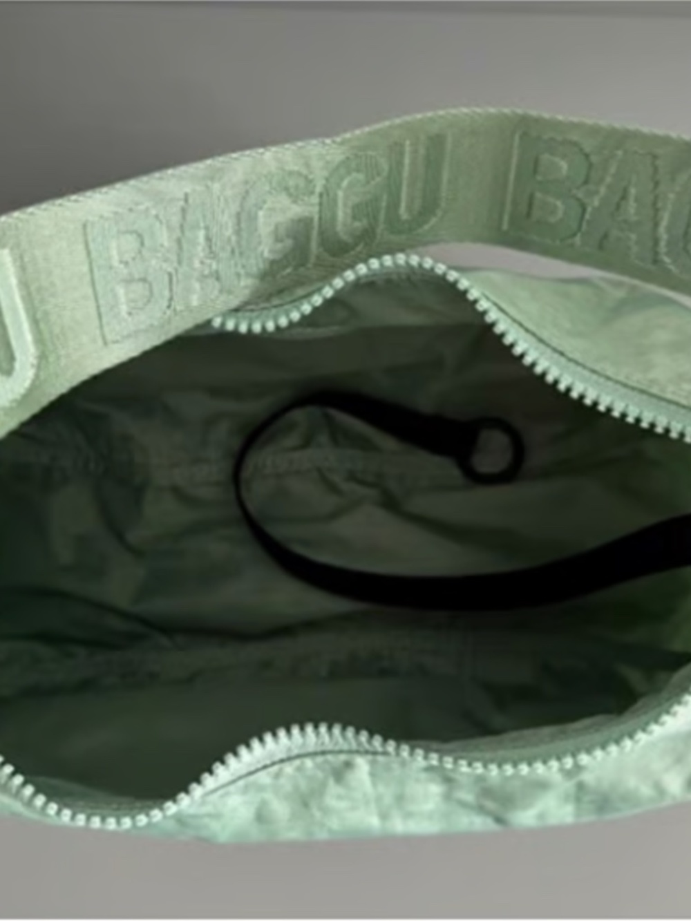 Baggu Medium Crescent Bag - Seafoam - UO Exclusive!! DISCONTINUED - Picture 4 of 9